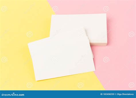 Tarjetas De Visita Blancas En Blanco Sobre Fondo Rosa Y Amarillo En El