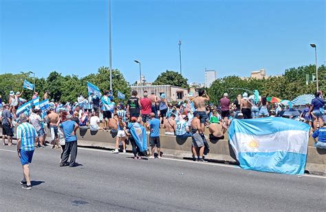 Dos Hinchas Se Arrojaron Desde Un Puente Al Mnibus De La Scaloneta