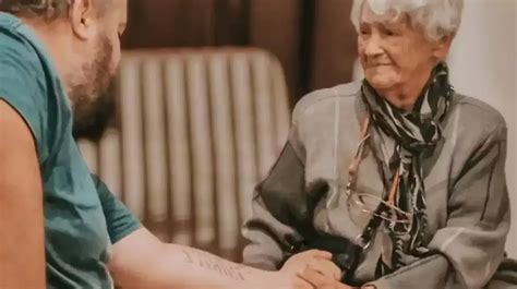 Se tatuó el mensaje de cumpleaños que su abuela le escribió hace 26