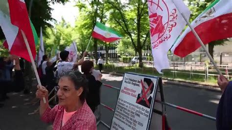 Protestan Contra El Régimen Iraní En Berlín Tras La Muerte Del Presidente Y El Ministro De