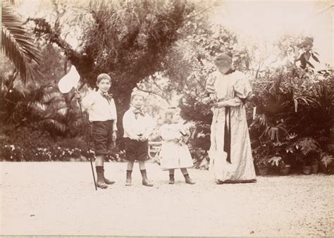 Mme Salles Et Ses Trois Enfants Dans Le Jardin De La Villa Salles