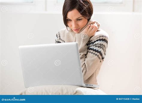 Femme Sasseyant Sur Le Plancher Devant Son Ordinateur Portable Photo Stock Image Du Medias