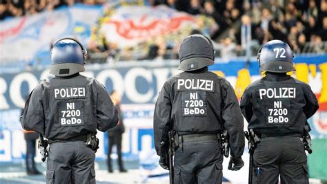 Nach Corona Beschränkungen Konflikte zwischen Fußball Fans Polizei