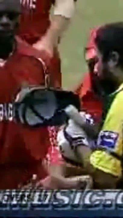 Inzamam Crying On The Field Last Odi Match Of Inzamam Ul Haq