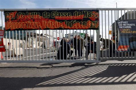 Sciopero Dei Netturbini Strade Di Parigi Sommerse Dai Rifiuti