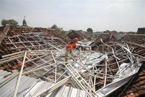 Rumah Rusak Akibat Angin Puting Beliung Di Sidoarjo Antara Foto