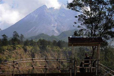 Merapi Luncurkan Guguran Lava Kali Jarak Maksimal Capai Kilometer