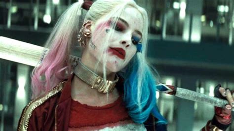 The round neck "Puddin" Harley Quinn (Margot Robbie) in Suicide Squad ...