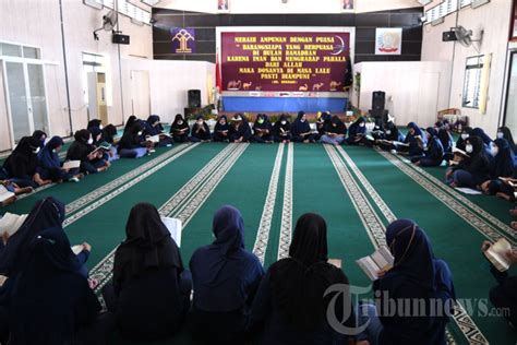 Tadarus Al Quran Warga Binaan Lapas Perempuan Kelas IIA Malang Foto 5