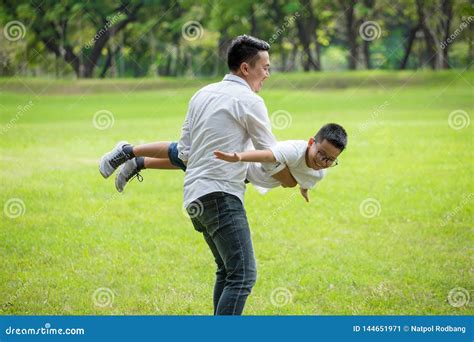 Familia Asi Tica Feliz El Padre Y El Hijo Que Se Divierten Que Se