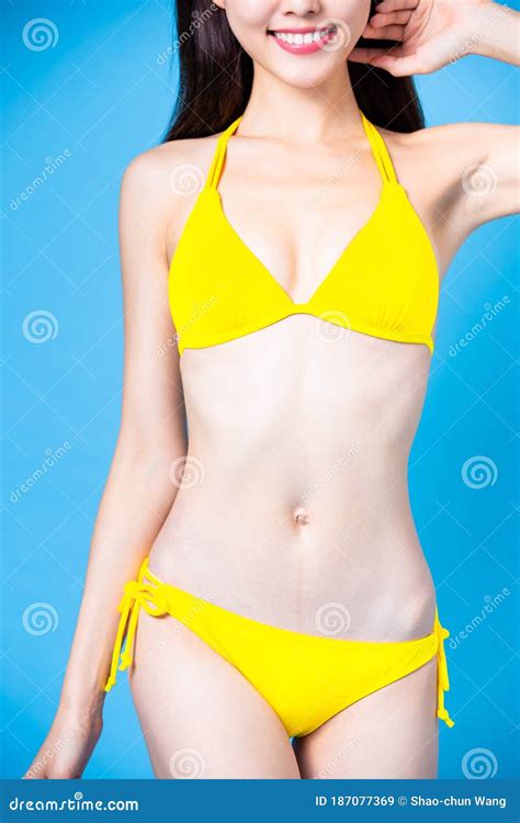 Mujer Asiática Usa Traje De Baño Bikini Imagen de archivo Imagen de belleza aislado 187077369