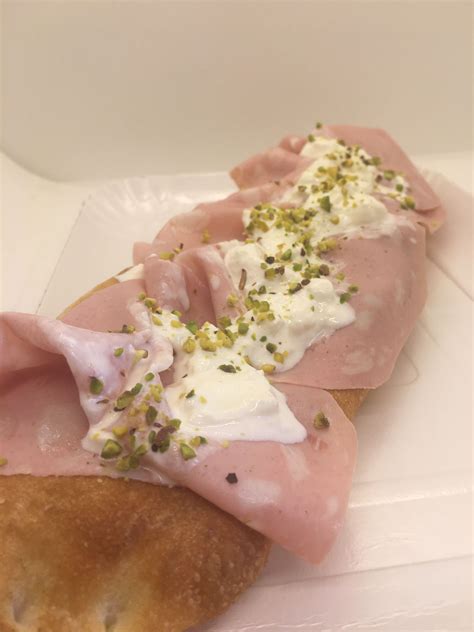 Pan Focaccia Con Mortadella Pistacchio E Stracciatella Panificio