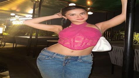 Avneet Kaur Raised The Internet Temperature In Crop Top And Jeans See Her Glamorous Avatar In