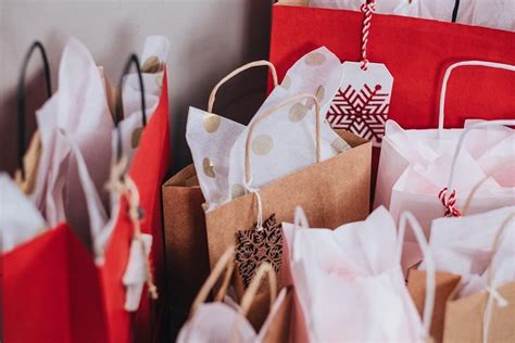 10 Tips to Budget for Holiday Spending This Year | SpouseLink