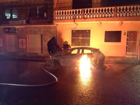 Video Se incendia automóvil en la colonia 21 de Abril en Veracruz