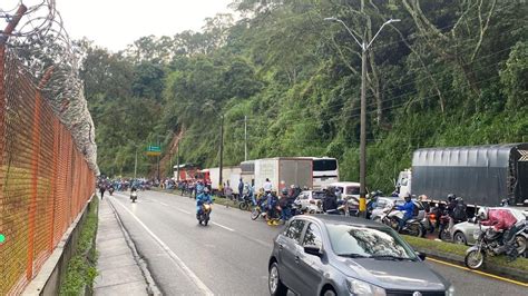 Habilitan Carril Tras Derrumbe Que Bloque La Autopista Medell N Bogot