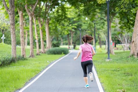 Mulher Adulta Jovem Em Roupas Esportivas Correndo No Parque Ao Ar Livre