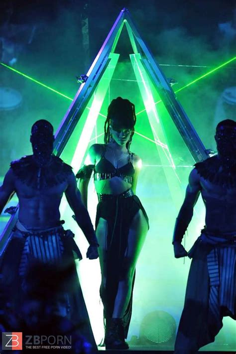 Rihanna Performing At American Idol Grand Finale Display ZB Porn