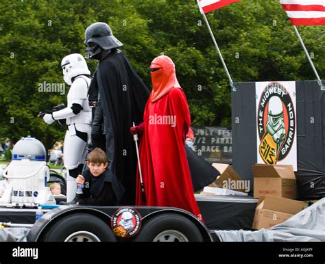 R2D2 Darth Vader Un Stormtrooper Un Guardia Real De Emperadores Y