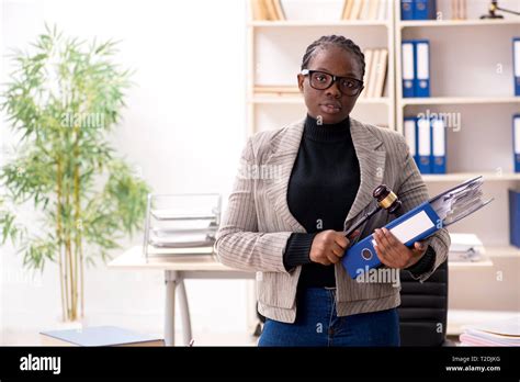 Black female lawyer in courthouse Stock Photo - Alamy