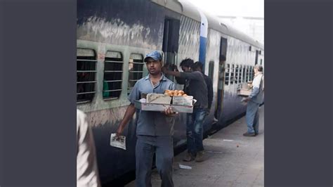 Indian Railways ट्रेनमध्ये प्रवास करताना दारू पिऊ शकतो का जाणून घ्या