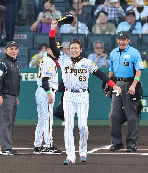 日本ハム・新庄監督が甲子園の阪神戦で予告通りサプライズ 阪神のユニホームで赤いリストバンドも― スポニチ Sponichi Annex 野球