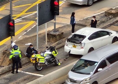 堅拿道天橋警察電單車與私家車相撞 警員受傷送院