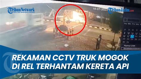 LENGKAP Rekaman CCTV Truk Mogok Di Rel Bikin Kecelakaan Kereta Api Di