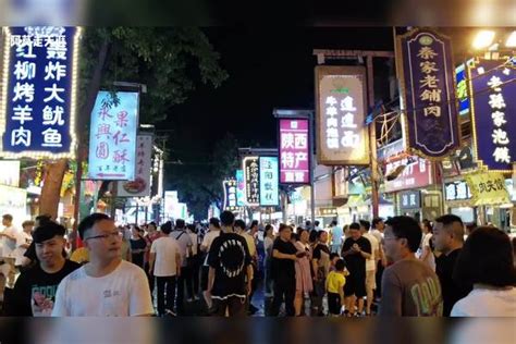 西安夜已深，回民街依旧灯火辉煌。西安夜经济已恢复至疫情前水平