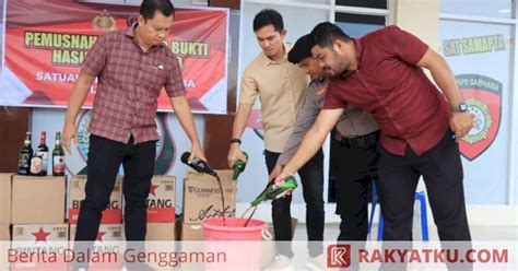 Ratusan Botol Miras Hasil Razia Dimusnahkan Polres Barru