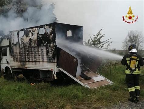 Incendio Doloso A Cella A Fuoco Camioncino In Via Croci Next Stop Reggio