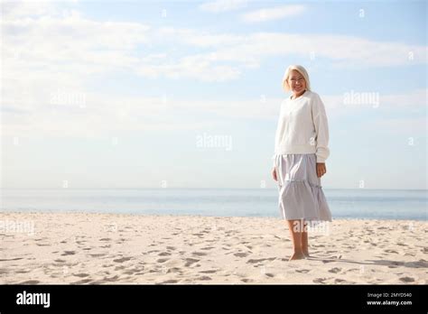 Femme mature sur la plage Banque de photographies et dimages à haute résolution Alamy