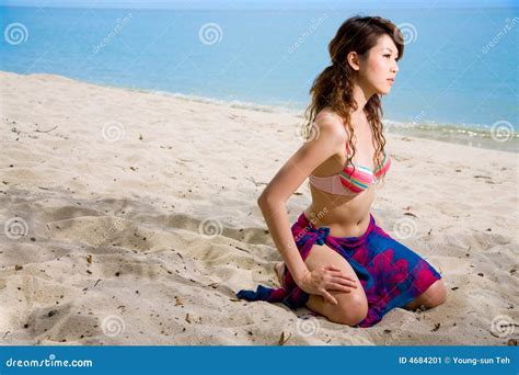 Femme Se Mettant à Genoux Sur La Plage Image stock Image du course