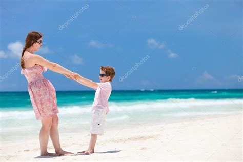 Mor Og Søn På Stranden — Stockfoto © Shalamov 6309281