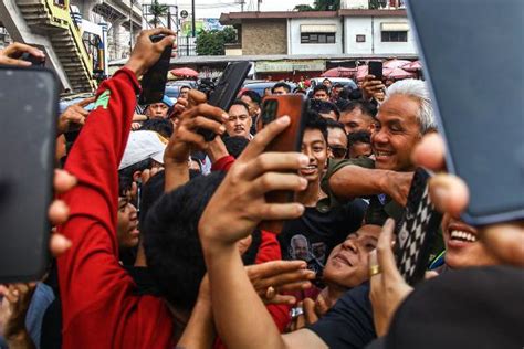 Potret Blusukan Capres Ganjar Pranowo Ke Pasar Di Palembang