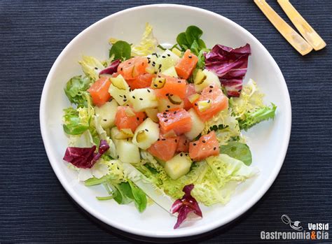 Ensalada de salmón marinado melón y mostaza Gastronomía Cía