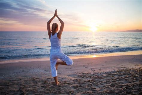 Mantra Yoga Meditatie Oefening Met Silhouette Van De Vrouw In Lotus