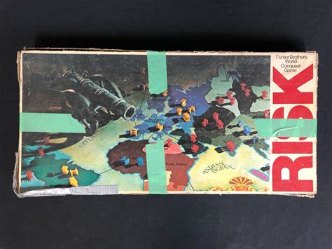 VINTAGE RISK BOARD GAME ( COMPLETE)