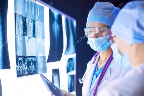 Dos Mujeres Médicas Que Miran Rayos X En Un Hospital 2024