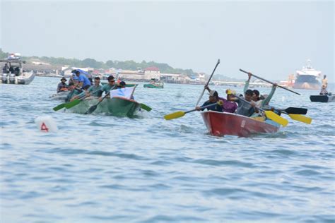 Lomba Dayung Perahu Tradisional Ramaikan Perayaan Hut Lanal Kotabaru Ke