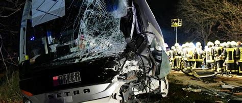 Kollision Mit Baustellenfahrzeug Viele Verletzte Bei Unfall Mit