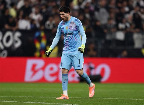 El penal sentado que atajó Agustín Rossi en el triunfo de Flamengo y su