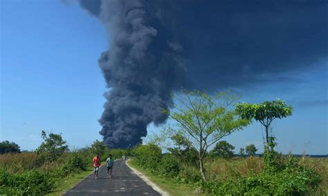 Huge Fire Breaks Out At India Gas Well Blowout India The Guardian