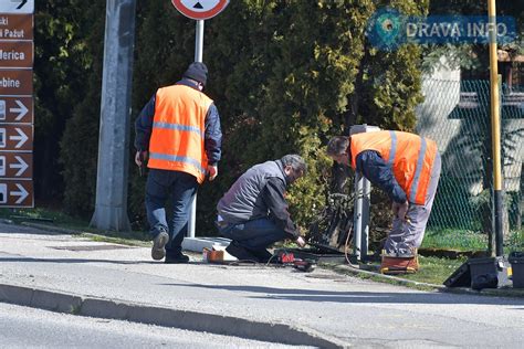 Foto Oprez Voza I U Kvaru Su Semafori Na Raskri Ju Vara Dinske I