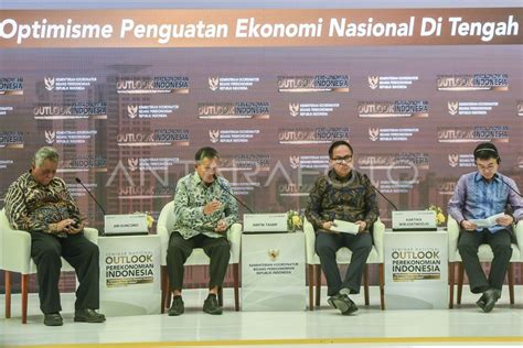 Diskusi Panel I Seminar Nasional Outlook Perekenomian Indonesia