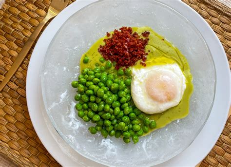 Guisantes con huevo poché y crujiente de jamón Ametller Origen