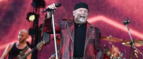 Vasco Rossi Addio Vita Spericolata Nella Rossa Bologna Canta Contro