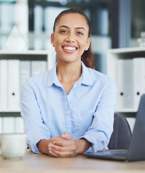 Retrato De Mujer Y Trabajador De Negocios En El Escritorio De La