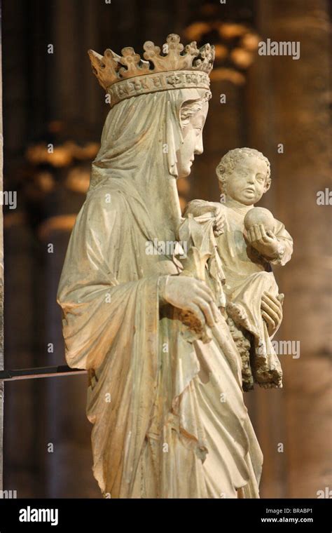 Jahrhundert Madonna Mit Kind Statue In Notre Dame De Paris Paris