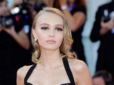 Lily Rose Depp Ultra Décolletée Pour Fêter Ses 18 Ans Télé Star